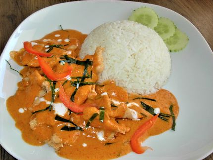 NYHET 4. Choo Chee Kyckling med thai röd curry sås. friterad skivad kycklingfile i  thai röd curry, sås av kokos, Kaffir Lime, röd paprika och ris Pris: 120:-