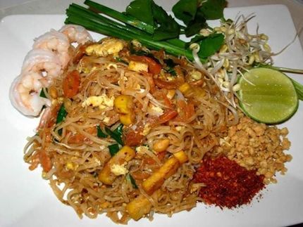2.  Pad Thai m. Tofu, Kyckling, fläsk kött eller räkor. Wokade risnudlar ( gluten fria ) med kinesisk gräslök, böngroddar, jordnötter och lime. Vid nöt allergi, kan jordnötterna naturligtvis tas bort. Pris 100:- (Räkor Pris 150)
